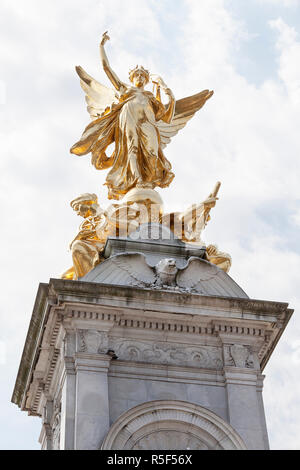 Vergoldete Winged Frieden und Sieg an die Spitze der Victoria Denkmal vor dem Buckingham Palace, London, Vereinigtes Königreich Stockfoto