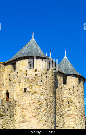 Blick auf die beiden Türme der historischen Festung Carcassonne in Südfrankreich Stockfoto