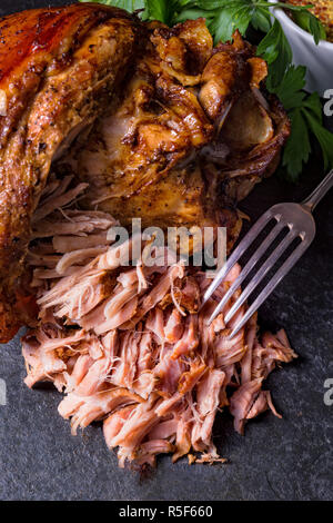 Frisch gebratene Schweinshaxe mit Senf Stockfoto