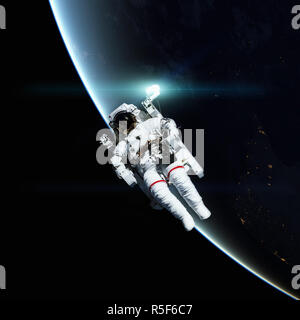 Astronaut im Weltraum. Planet Erde im Hintergrund. Stockfoto