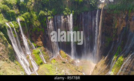 Luftaufnahme Wasserfall Chupan sewu in Java, Indonesien. Wasserfall in den tropischen Wald von drone Tumpak Sewu Stockfoto