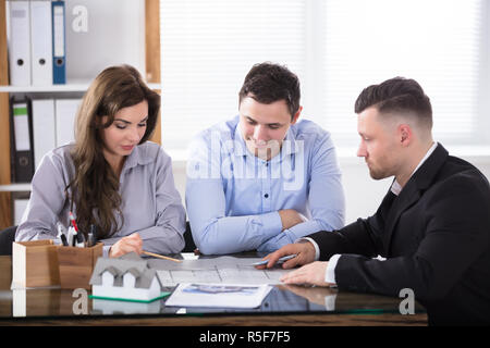 Immobilienmakler Treffen mit Paar Stockfoto