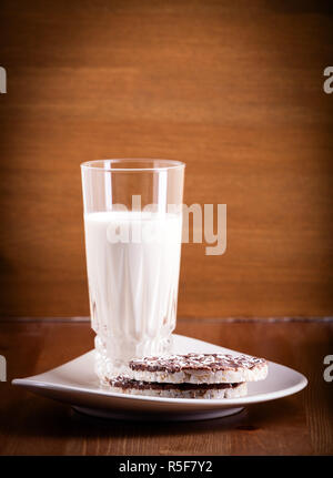 Puffreis-Kekse und Milch Stockfoto