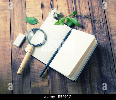 Notebook, Lupe, Bleistift, Radiergummi Stockfoto