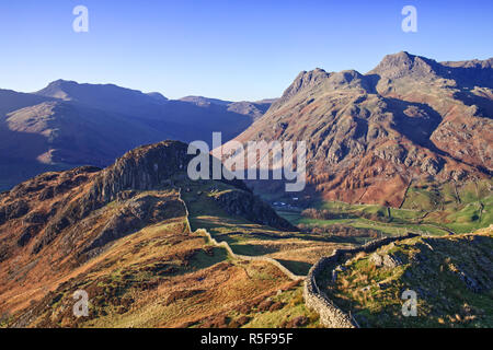 Lake District National Park im Herbst, Langdale Pikes aus Lingmoor fiel Stockfoto