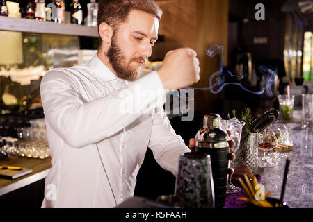 Alkohol Cocktail an der Bar. Barkeeper bereitet einen alkoholfreien Cocktail. Köstliches Getränk Stockfoto