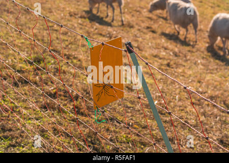 Warnschild weidezaun unter Strom Stockfoto