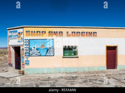 Kleiner Laden und Unterbringung, typisch Andinen, in der kleinen Stadt der Anden Sajama, bolivianischen Altiplano. Bolivien Südamerika Stockfoto