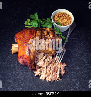 Frisch gebratene Schweinshaxe mit Senf Stockfoto