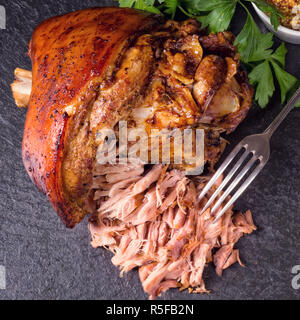 Frisch gebratene Schweinshaxe mit Senf Stockfoto