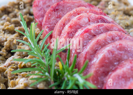 Cotechino (Wurst aus Schweinefleisch) mit Linsen. Traditionelle italienische Küche Stockfoto