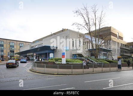 Der Haupteingang zum Croydon University Hospital in London, UK. Eine typische regionale Krankenhaus, bestehend aus viktorianischen Gebäude und moderne Erweiterungen Stockfoto