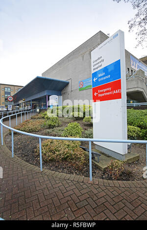 Der Haupteingang zum Croydon University Hospital in London, UK. Eine typische regionale Krankenhaus, bestehend aus viktorianischen Gebäude und moderne Erweiterungen Stockfoto