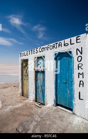 Tunesien, die jerid, Tozeur, Salt Lake bei Chott El Jerid, Straßenrand wc Block Stockfoto