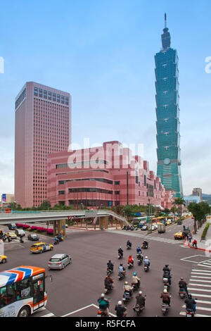 Taiwan, Taipei, Verkehr auf Straße zum Taipei World Trade Center und Taipei 101, einst das höchste Gebäude der Welt. Stockfoto