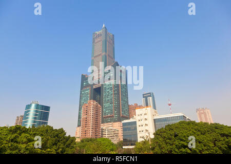 Taiwan Kaohsiung, Singuang Fähre Whar, Blick auf Kaoshiung 85 Sky Tower - Tunex Sky Tower Stockfoto