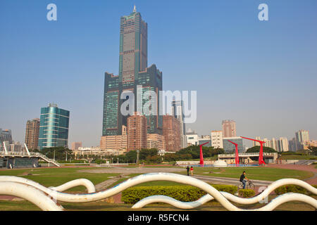 Taiwan Kaohsiung, Singuang Fähre Whar, Blick auf Kaoshiung 85 Sky Tower - Tunex Sky Tower Stockfoto