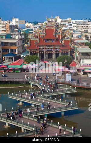 Taiwan Kaohsiung, Lotus Teich, ciji Tempel und Zick-zack-Brücke zu Drache und Tiger Turm Tempel Stockfoto