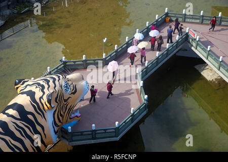 Taiwan Kaohsiung, Lotus Teich, ciji Tempel und Zick-zack-Brücke zu Drache und Tiger Turm Tempel Stockfoto