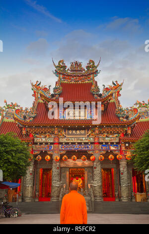 Taiwan Kaohsiung, Mann stand vor der Lotus Teich, ciji Tempel Stockfoto