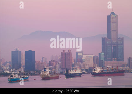 Taiwan Kaohsiung, Blick auf den Hafen in Richtung der Stadt und Kaoshiung 85 Sky Tower suchen - Tunex Sky Tower Stockfoto