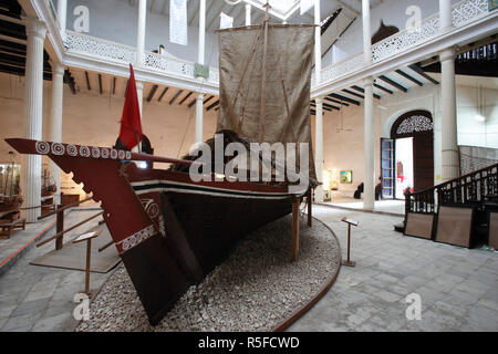 Sansibar, Tansania. Ein Traditionelles Dhow Boot auf Display im Haus der Wunder Nationalmuseum in Stone Town Stockfoto