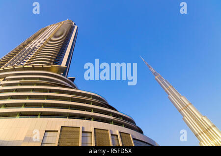 UAE, Dubai, die Adresse Downtown Hotel, auf der linken, und der Burj Khalifa Stockfoto