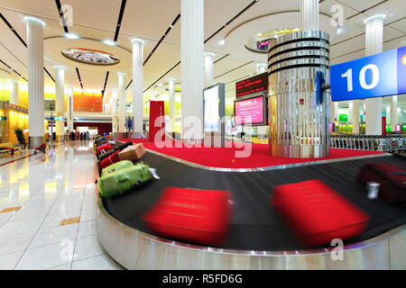 UAE, Vereinigte Arabische Emirate, Dubai, Dubai International Airport, Terminal 3, Gepäckband in der Ankunftshalle Stockfoto