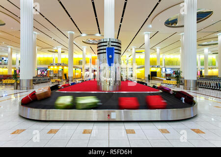 UAE, Vereinigte Arabische Emirate, Dubai, Dubai International Airport, Terminal 3, Gepäckband in der Ankunftshalle Stockfoto