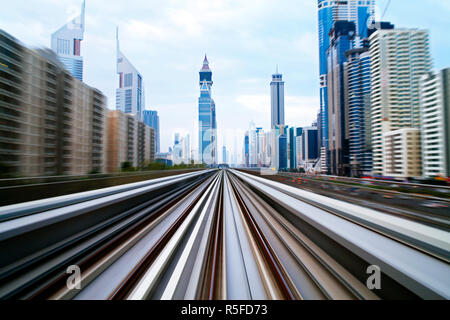 Eröffnet in 2010, Dubai Metro, MRT, in Bewegung entlang der Sheikh Zayed Road in der Abenddämmerung, Dubai, Vereinigte Arabische Emirate Stockfoto