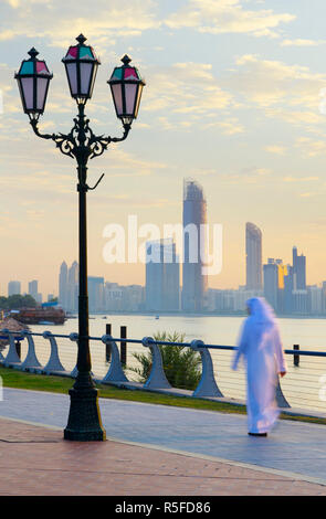 Die Vereinigten Arabischen Emirate, Abu Dhabi, die Skyline in der Dämmerung Stockfoto