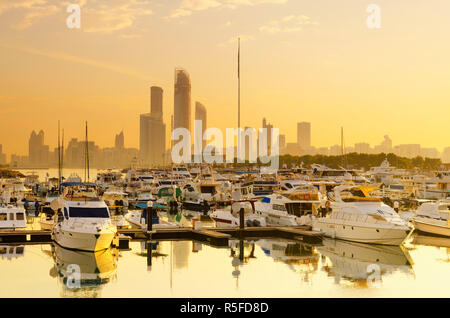 Vereinigte Arabische Emirate, Abu Dhabi, Skyline der Stadt vom Abu Dhabi International Marine Sportclub Stockfoto