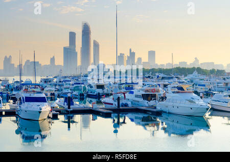 Vereinigte Arabische Emirate, Abu Dhabi, Skyline der Stadt vom Abu Dhabi International Marine Sportclub Stockfoto
