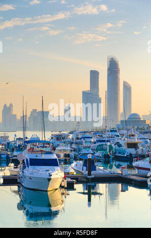 Vereinigte Arabische Emirate, Abu Dhabi, Skyline der Stadt vom Abu Dhabi International Marine Sportclub Stockfoto