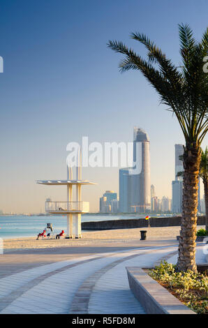 Die Vereinigten Arabischen Emirate, Abu Dhabi, Corniche, Rettungsschwimmer und Skyline Stockfoto