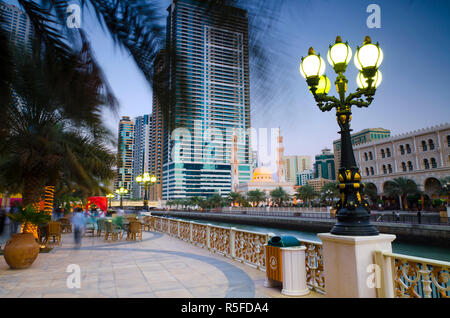 Vereinigte Arabische Emirate, Sharjah, Al Qasba Moschee neben Al Qasba Canal Stockfoto