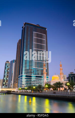 Vereinigte Arabische Emirate, Sharjah, Al Qasba Moschee neben Al Qasba Canal Stockfoto