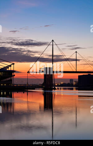 England, London, Royal Victoria Docks, Royal Victoria Dock, Brücke und Excel Exhibition Centre Stockfoto