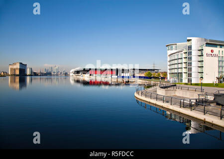 England, London, Newham, Royal Albert Dock, dem Excel Ausstellungszentrum und das Ramada Hotel und Suites mit Canary Wharf in der Ferne Stockfoto