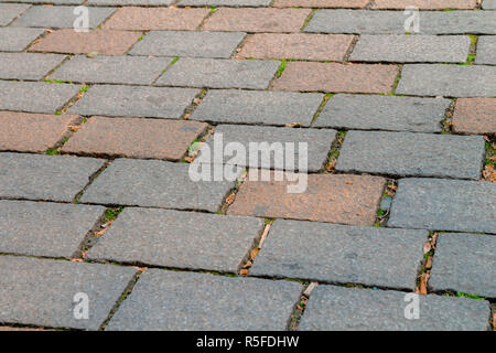 Grau und Orange brick Stein Straße Bürgersteig in Berlin Stockfoto