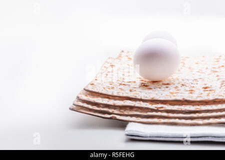 Matza und Eiern. Stockfoto