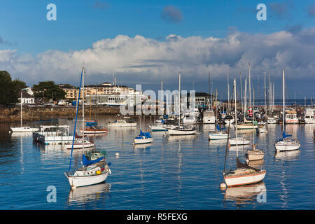 USA, Kalifornien, Central Coast, Monterey, Fishermans Wharf, erhöhte Ansicht des Monterey Bay Stockfoto