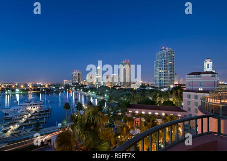 USA, Florida, St. Petersburg Skyline, Marina, Dawn Stockfoto