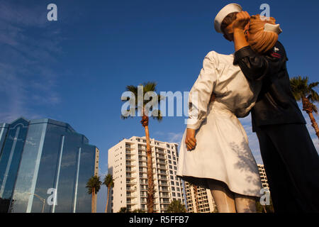 USA, Florida, Sarasota, Waterfront, Skulptur bedingungslose Kapitulation von J. Seward Johnson, Stockfoto
