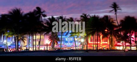 Art déco-Bereich mit Hotels in der Dämmerung, Miami Beach, Miami, Florida, USA Stockfoto