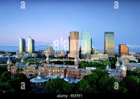 Tampa, Florida, Downtown Skyline, Vordergrund ist die historische Anlage Hall von der Universität von Tampa, nach seinem Gründer Henry Pflanze, die im Jahre 1888 erbaut, war ursprünglich die Tampa Bay Hotel und hat eine maurische Revival Architektur mit Edelstahl Minarette, Kuppeln, und Kuppeln Stockfoto