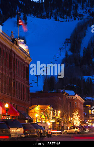 USA, Colorado, Aspen, South Galena Street und Aspen Mountain Stockfoto