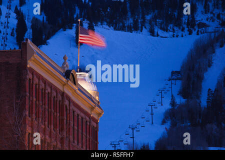 USA, Colorado, Aspen, South Galena Street und Aspen Mountain Stockfoto