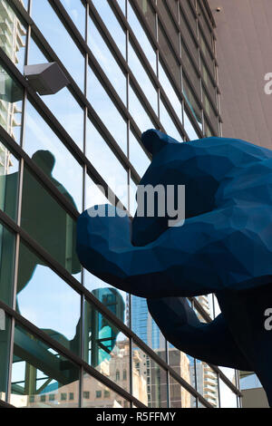 USA, Colorado, Denver, Colorado Convention Center, ich verstehe, was Sie meinen, grosse blaue Bär Skulptur von Lawrence Argent Stockfoto