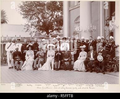 Lord & Lady Curzon's Party. Mar-Apr, 1902. Ihre Exzellenzen Lord & Lady Curzon Party mit S.H. dem Nizam, Chow Mahila Palace [Hyderabad]. Formal gestellt Gruppenbild auf der Terrasse des Chaumahalla Palace. Die Babysitter sind unter dem Druck ermittelt sich wie folgt: [vordere Reihe sitzend, v.l.n.r.]: Maha. Kishen Prasad (Premierminister); Fräulein Pelly; Sahib B4; Lady Curzon; Nizam Mahbub Ali Khan; Lord Curzon; Frau Barr; H.S. Barnes (Außenminister); Capt Baker-Carr (ADC); [Stehend hinten]: Earl of Suffolk (ADC); Capt Wigram (ADC); Maj Afsur-ud-doulah; Capt Hon. J. Yarde-Buller (ADC); s Stockfoto